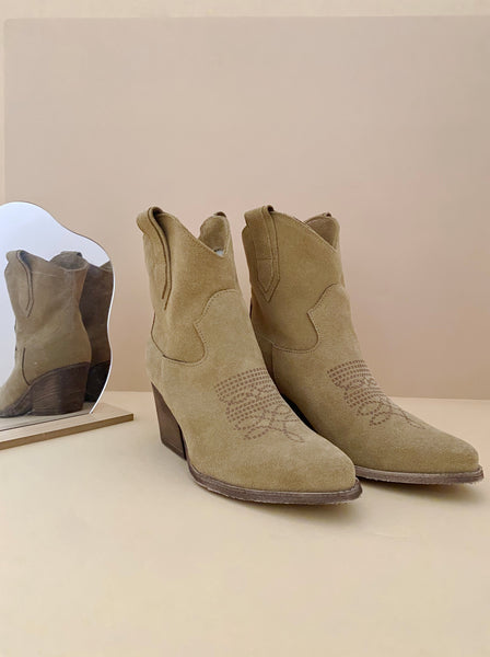 Leila Ambra -Suede Texan Boots Tan